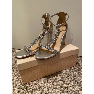 LIKE NEW Jewel Badgley Mischka T-Strap Silver Heel